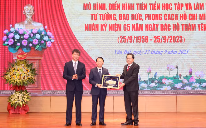 Trao bức tranh biểu tượng nhà Quốc hội cho tỉnh Yên Bái.