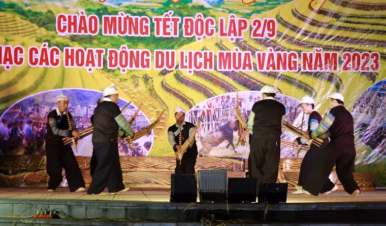 Tiết mục khèn H'Mông trong lễ hội.