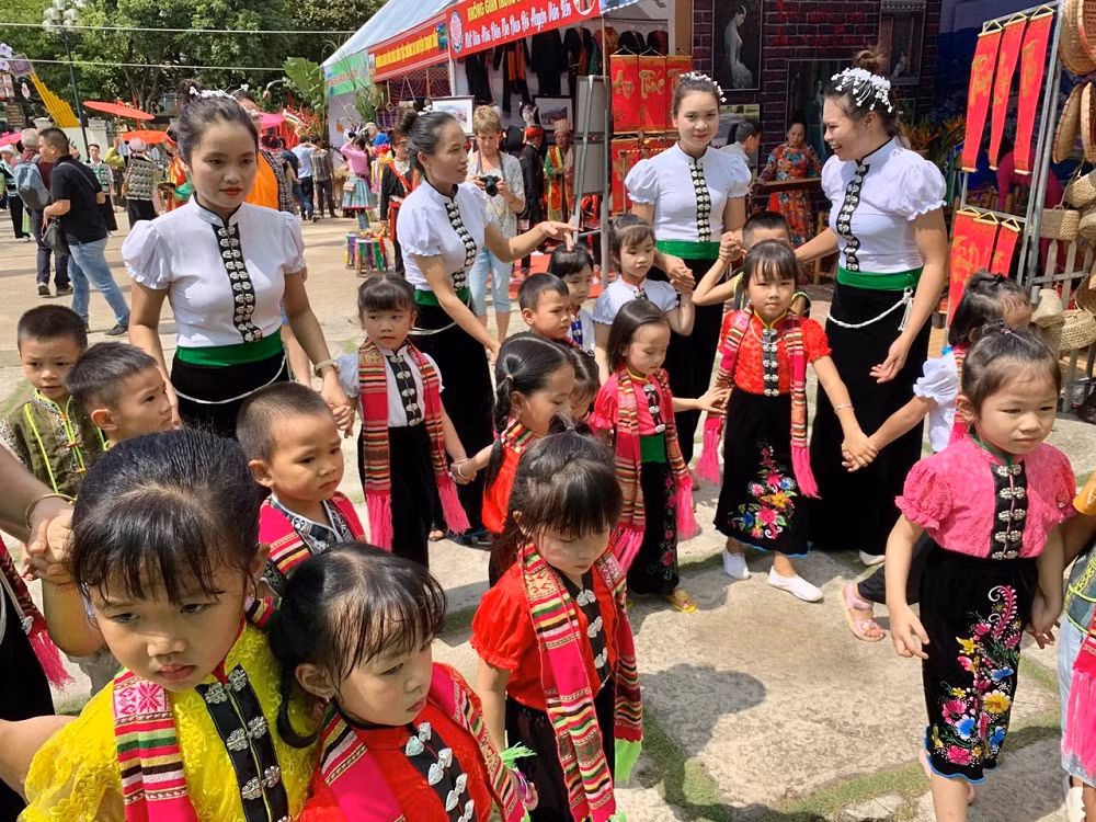 Hướng dẫn các cháu tập các điệu xòe Thái. Hướng dẫn các cháu tập các điệu xòe Thái.