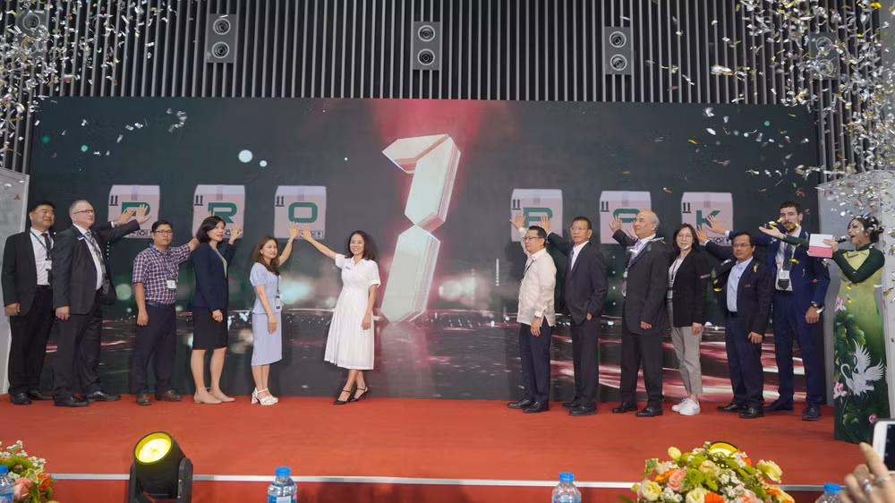 Các đại biểu ấn nút khai mạc triển lãm quốc tế lần thứ 17 về công nghệ xử lý, chế biến và đóng gói bao bì tại Việt Nam- ProPak Vietnam 2024.