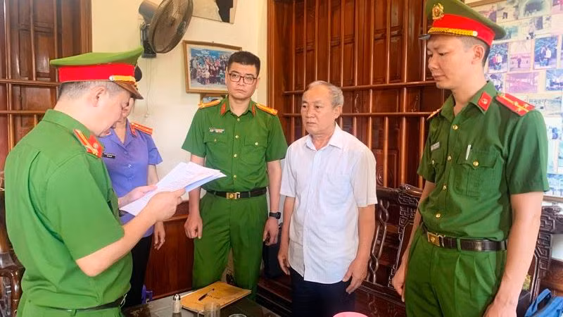 Cơ quan chức năng thi hành quyết định khởi tố bị can, bắt tạm giam ông Trịnh Ngọc Gấm.