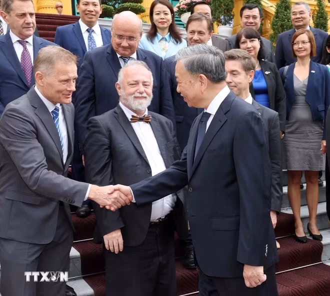 Chủ tịch nước Tô Lâm với Đại sứ, Đại biện các nước Liên minh châu Âu tại Việt Nam. (Ảnh: Nhan Sáng/TTXVN)