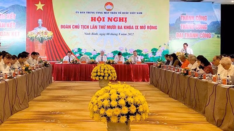 Quang cảnh Hội nghị lần thứ 13, đoàn Chủ tịch Ủy ban Trung ương Mặt trận Tổ quốc Việt Nam.