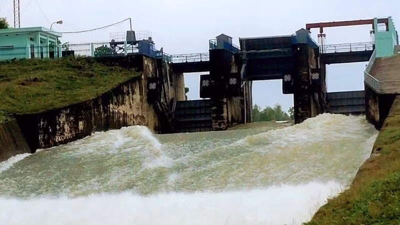 Ban quản lý vận hành tràn xả nước hồ Yên Mỹ.