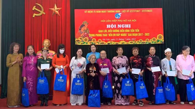 Trao quà tặng các đối tượng chính sách. Trao quà tặng các đối tượng chính sách.