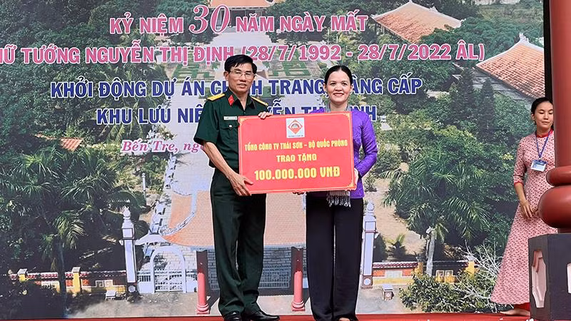 Nhiều đơn vị, cá nhân ủng hộ Khu lưu niệm Nguyễn Thị Định. Nhiều đơn vị, cá nhân ủng hộ Khu lưu niệm Nguyễn Thị Định.
