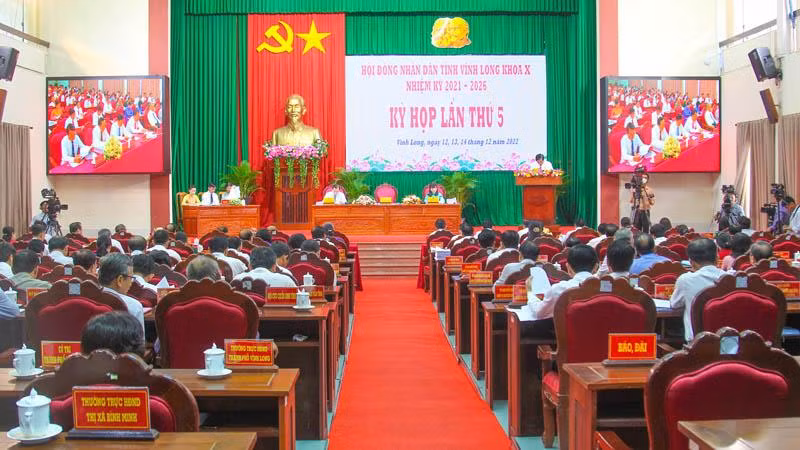 Quang cảnh Lễ khai mạc kỳ họp thứ 5, Hội đồng nhân dân tỉnh Vĩnh Long khóa 10, nhiệm kỳ 2021-2026. (Ảnh: BÁ DŨNG)