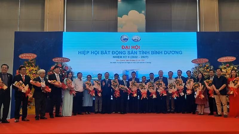 Lãnh đạo tỉnh Bình Dương, lãnh đạo Hiệp hội Bất động Việt Nam, lãnh đạo Tổng Công ty Becamex IDC tặng hoa cho Ban Chấp hành Hiệp hội Bất động sản tỉnh Bình Dương nhiệm kỳ mới. Lãnh đạo tỉnh Bình Dương, lãnh đạo Hiệp hội Bất động Việt Nam, lãnh đạo Tổng Công ty Becamex IDC tặng hoa cho Ban Chấp hành Hiệp hội Bất động sản tỉnh Bình Dương nhiệm kỳ mới.