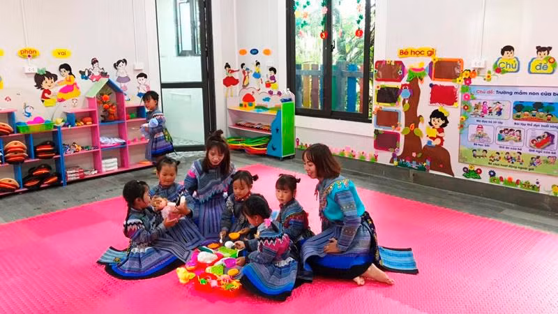Có 3 lớp học, với đủ trang thiết bị và đồ dùng, bảo đảm phục vụ cho khoảng 100 trẻ mầm non, dân tộc H’Mông, ở thôn Ngải Phóng Chồ (Mường Khương).