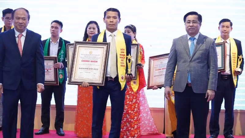 Đại diện Phương Trang Futa đón nhận các danh hiệu Doanh nghiệp tiêu biểu Việt Nam-ASEAN.