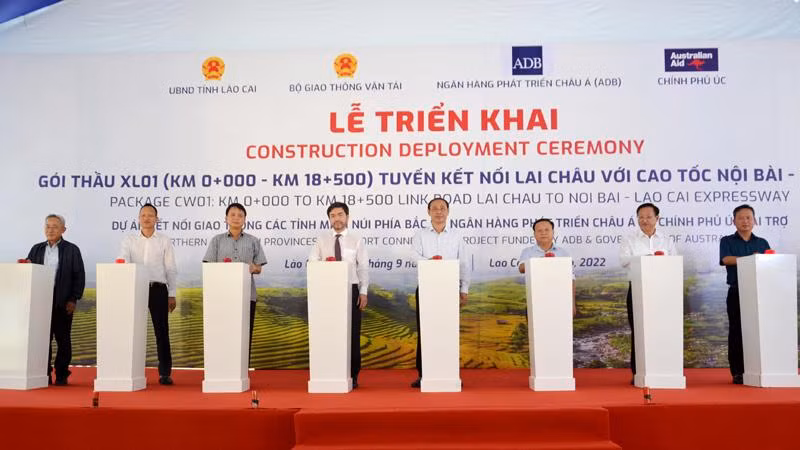 Các đại biểu bấm nút khởi công gói thầu XL-01 tuyến đường nối Lai Châu và huyện Văn Bàn (Lào Cai) với cao tốc Nội Bài-Lào Cai.