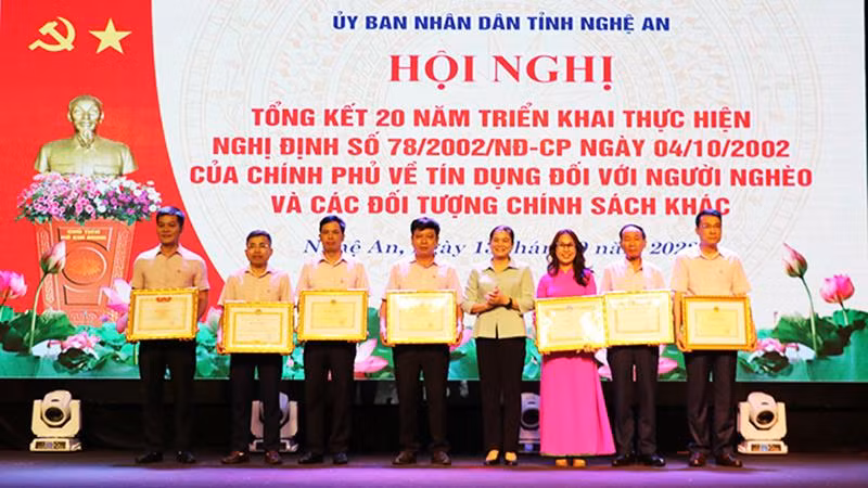 Phó Chủ tịch Thường trực Hội Liên hiệp Phụ nữ Việt Nam, Ủy viên Hội đồng quản trị Ngân hàng Chính sách xã hội Việt Nam Đỗ Thị Thu Thảo trao Bằng khen của các bộ, ngành tặng cho các tập thể, cá nhân xuất sắc.