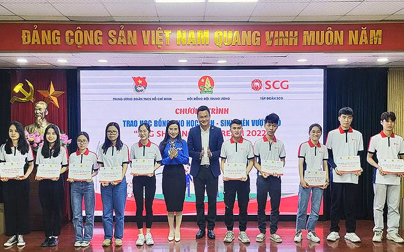 Đồng chí Nguyễn Phạm Duy Trang (thứ sáu từ trái sang) trao học bổng tặng một số đại diện sinh viên có hoàn cảnh khó khăn tại chương trình.