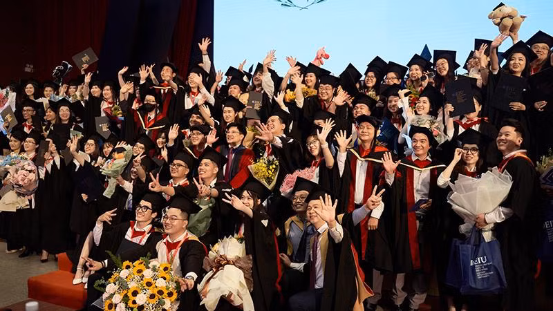 Các tân cử nhân, tân kỹ sư phấn khởi tại buổi lễ tốt nghiệp của EIU. Các tân cử nhân, tân kỹ sư phấn khởi tại buổi lễ tốt nghiệp của EIU.