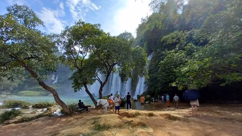 Khung cảnh nên thơ và hùng vĩ bên phía thác phụ của thác Bản Giốc.