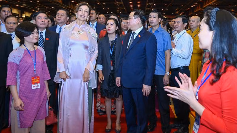 Chủ tịch Quốc hội Vương Đình Huệ và Tổng Giám đốc UNESCO Audrey Azoulay dự lễ kỷ niệm. (Ảnh: DUY LINH)