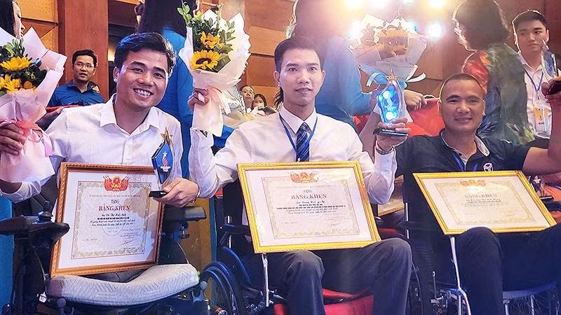 Các đại biểu chương trình "Tỏa sáng nghị lực Việt" năm 2022 nhận Bằng khen và các phần quà từ ban tổ chức. 