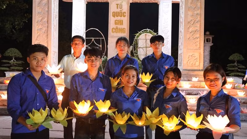 Nhiều đoàn viên, thanh niên ở Ninh Bình tham gia thả hoa đăng tri ân các anh hùng liệt sĩ ở Ninh Bình dịp kỷ niệm 75 năm Ngày Thương binh-Liệt sĩ.