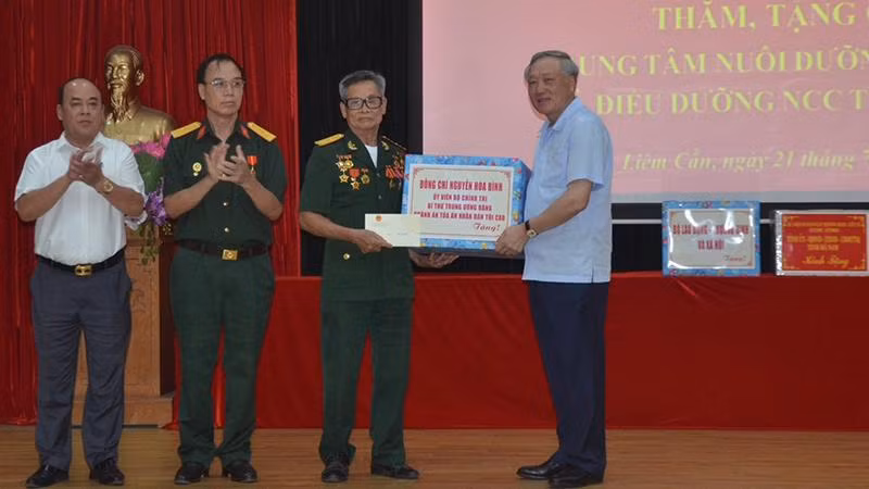 Đồng chí Nguyễn Hòa Bình tặng quà Trung tâm nuôi dưỡng thương bệnh binh nặng và điều dưỡng người có công tỉnh Hà Nam.