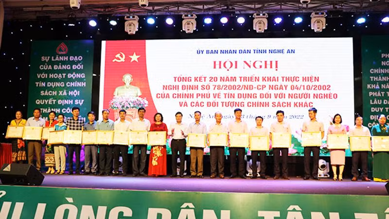 Tặng Bằng khen cho các tập thể và cá nhân có thành tích xuất sắc trong hoạt động tín dụng chính sách. 