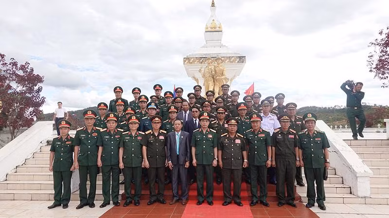 Hai Bộ trưởng Quốc phòng chụp ảnh lưu niệm cùng các thành viên trong đoàn.