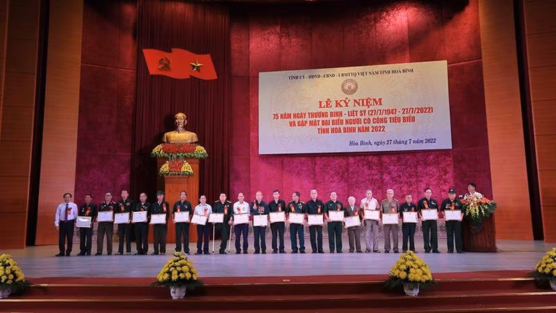 Tặng Bằng khen cho 20 đại biểu người có công đã có nhiều nỗ lực, khắc phục khó khăn, vươn lên trong cuộc sống.