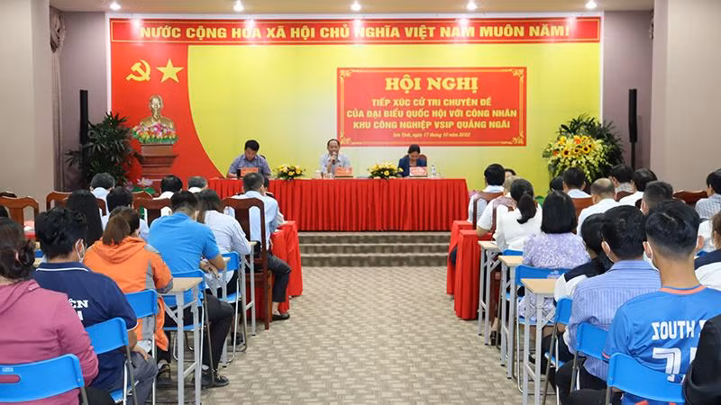 Quang cảnh Hội nghị tiếp xúc cử tri chuyên đề với cán bộ, công nhân Khu công nghiệp VSIP Quảng Ngãi.