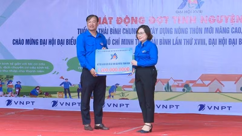 Bí thư Tỉnh đoàn Thái Bình Thiệu Minh Quỳnh (bên trái) trao biển tặng 14.000 cây xanh trị giá 1 tỷ 200 triệu đồng cho các huyện, thành đoàn trên địa bàn tỉnh.