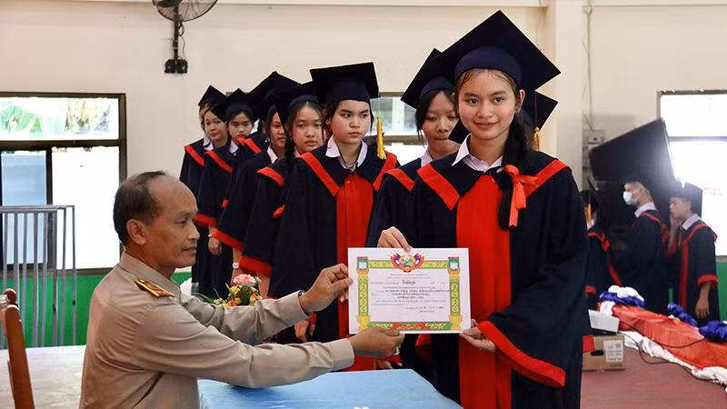 Trao bằng tốt nghiệp cho các em học sinh cuối cấp. (Ảnh: HẢI TIẾN)