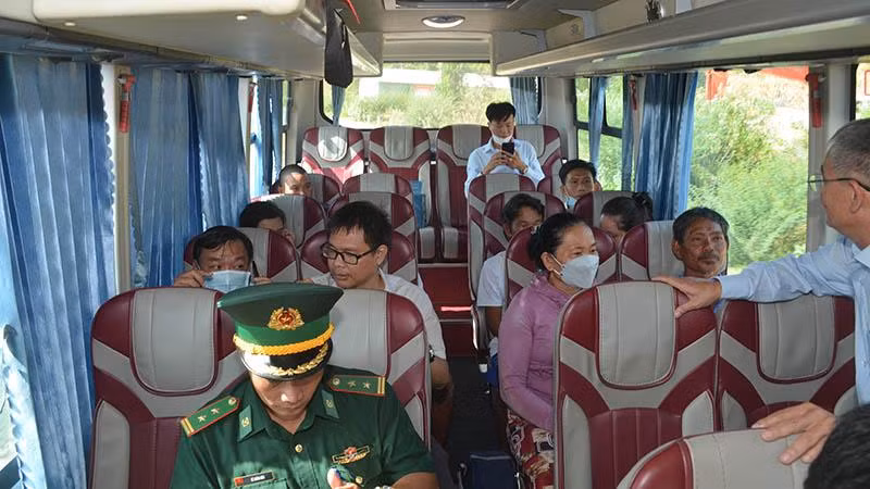 Đưa các ngư dân cùng thân nhân trở về Phan Thiết. Đưa các ngư dân cùng thân nhân trở về Phan Thiết.