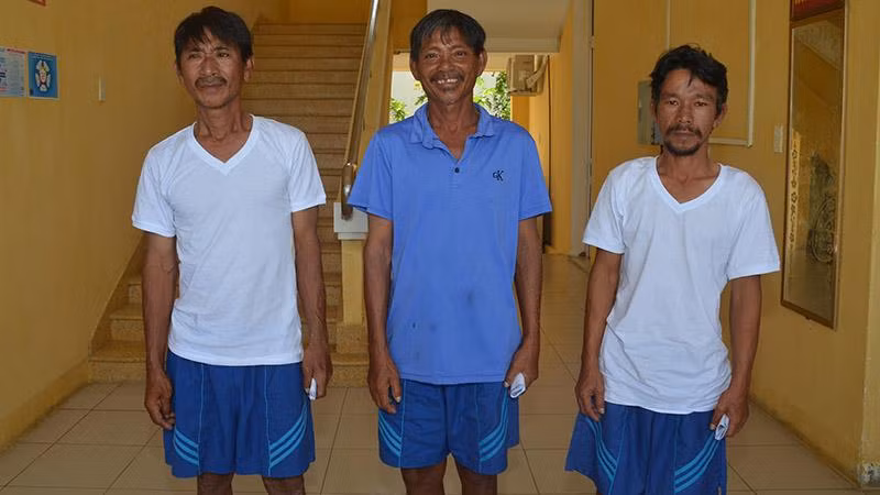 Ba ngư dân trên tàu bị nạn được cứu (từ trái sang phải: Hà Văn Tấn, Trần Theo, Nguyễn Thành Luyến). Ba ngư dân trên tàu bị nạn được cứu (từ trái sang phải: Hà Văn Tấn, Trần Theo, Nguyễn Thành Luyến).