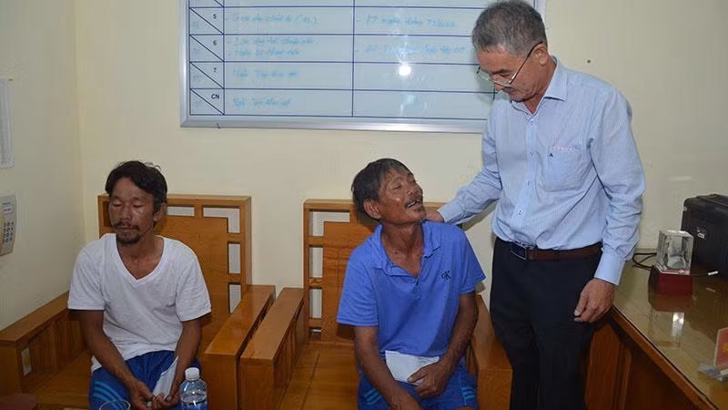 Đại diện lãnh đạo Ủy ban nhân dân thành phố Phan Thiết hỏi thăm, động viên các ngư dân được cứu trên biển. Đại diện lãnh đạo Ủy ban nhân dân thành phố Phan Thiết hỏi thăm, động viên các ngư dân được cứu trên biển.