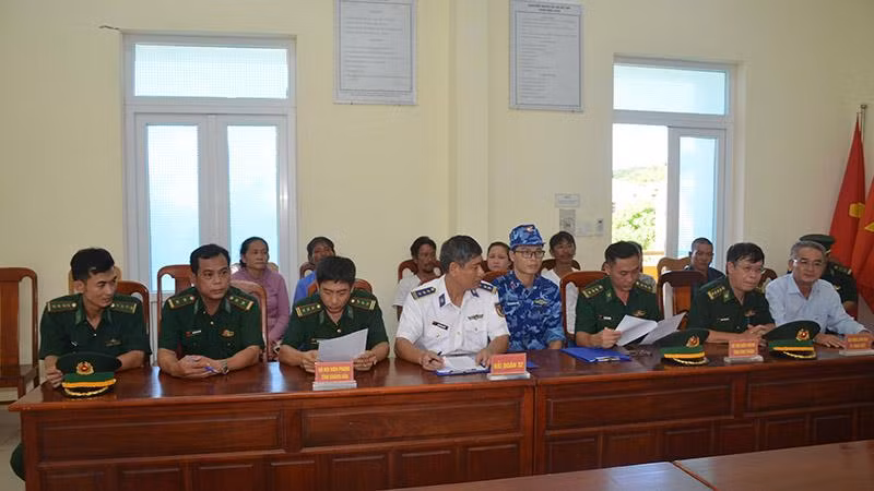 Đại diện các đơn vị: Hải đoàn 32 (Vùng Cảnh sát biển 3); Bộ Chỉ huy Bộ đội Biên phòng tỉnh Khánh Hòa; Bộ Chỉ huy Bộ đội Biên phòng tỉnh Bình Thuận; Ủy ban nhân dân thành phố Phan Thiết đã ký biên bản bàn giao và tiếp nhận 4 ngư dân được cứu trên biển. Đại diện các đơn vị: Hải đoàn 32 (Vùng Cảnh sát biển 3); Bộ Chỉ huy Bộ đội Biên phòng tỉnh Khánh Hòa; Bộ Chỉ huy Bộ đội Biên phòng tỉnh Bình Thuận; Ủy ban nhân dân thành phố Phan Thiết đã ký biên bản bàn giao và tiếp nhận 4 ngư dân được cứu trên biển.