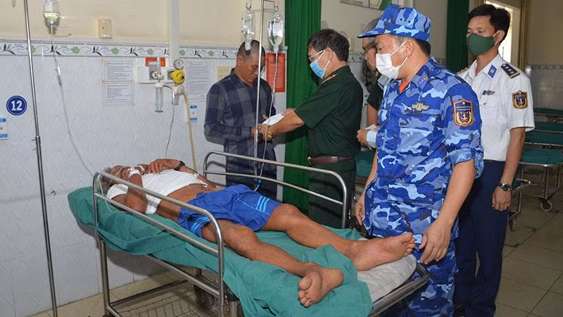 Ngư dân Trần Thuận Thanh đang được điều trị cấp cứu tại Bệnh viện đa khoa Ninh Hòa (Khánh Hòa). Ngư dân Trần Thuận Thanh đang được điều trị cấp cứu tại Bệnh viện đa khoa Ninh Hòa (Khánh Hòa).