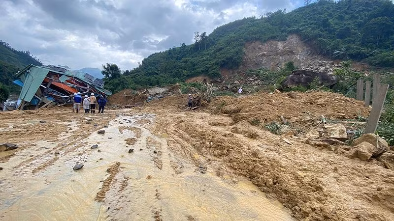 Vụ sạt lở núi đã san bằng và đẩy Nhà máy thủy điện Kà Tinh cách vị trí cũ hơn 100m.