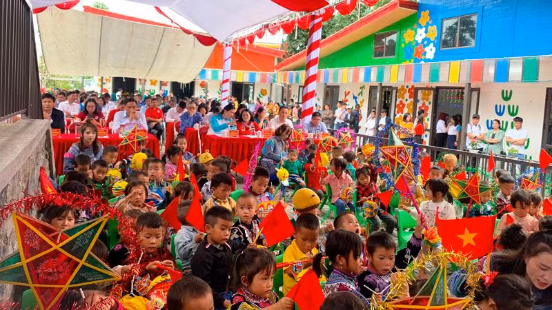 Trẻ em vùng cao Cao Sơn trong ngày khánh thành ngôi trường mới.