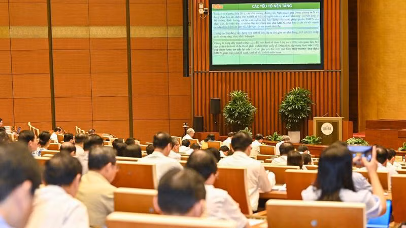 Hội nghị diễn ra trong hai ngày 21, 22/7 với các chuyên đề do các đồng chí lãnh đạo Đảng và Nhà nước trực tiếp truyền đạt nhằm giúp các đại biểu nắm bắt một cách đầy đủ và có hệ thống tinh thần của Nghị quyết Hội nghị lần thứ năm Ban Chấp hành Trung ương Đảng khóa XIII. (Ảnh: DUY LINH) Hội nghị diễn ra trong hai ngày 21, 22/7 với các chuyên đề do các đồng chí lãnh đạo Đảng và Nhà nước trực tiếp truyền đạt nhằm giúp các đại biểu nắm bắt một cách đầy đủ và có hệ thống tinh thần của Nghị quyết Hội nghị lần thứ năm Ban Chấp hành Trung ương Đảng khóa XIII. (Ảnh: DUY LINH)