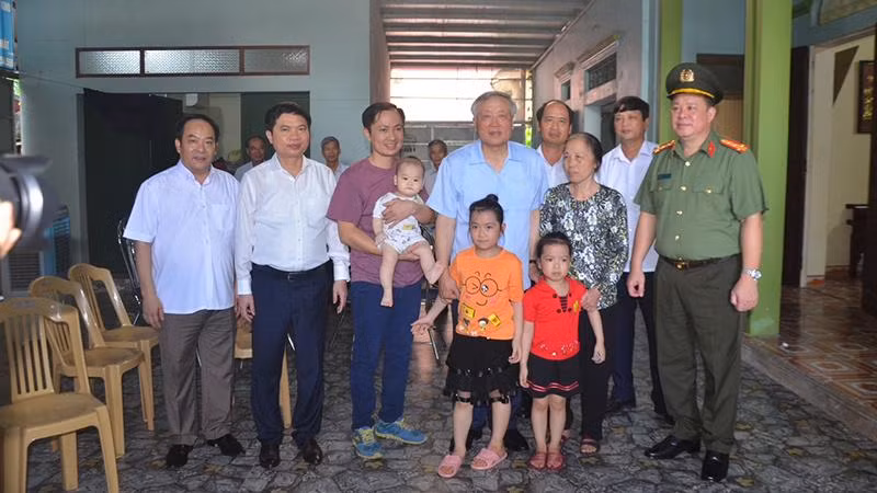 Đồng chí Nguyễn Hòa Bình tặng quà gia đình chính sách tại xã Liêm Cần, huyện Thanh Liêm.