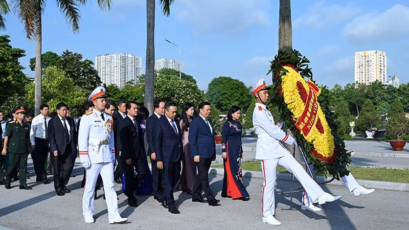 Tưởng nhớ các bậc tiền bối cách mạng, Anh hùng liệt sĩ tại nghĩa trang Mai Dịch