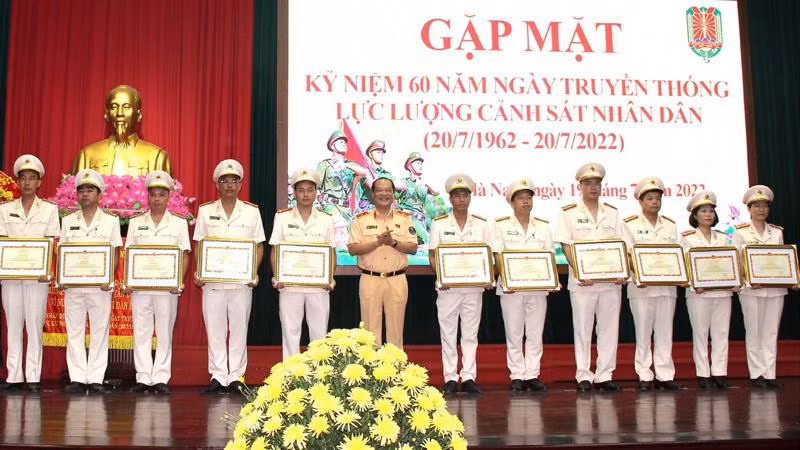 Lãnh đạo Công an tỉnh Hà Nam tặng bằng khen cho các tập thể, cá nhân.