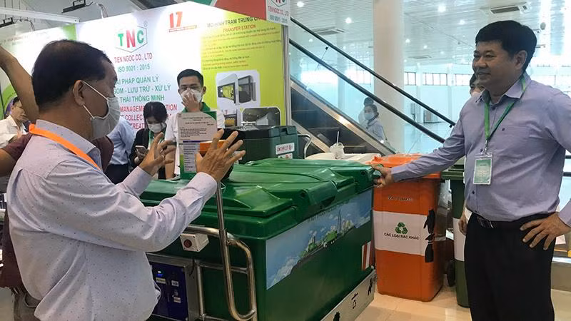 Các đại biểu tham quan các gian hàng giới thiệu mô hình thu gom rác hiện đại.