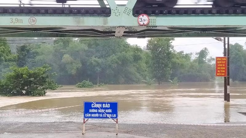Nhiều tuyến giao thông đi về huyện miền núi Đồng Xuân bị ngập sâu, không đi lại được.