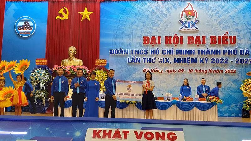 Trao tặng 10 thư viện sách cho thiếu nhi thành phố.