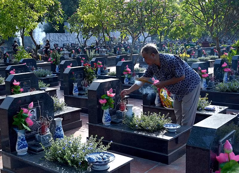 Không khí xúc động, khói hương lan tỏa trong tiếng nhạc tri ân trầm hùng nhắc nhớ về sự hy sinh của các Anh hùng liệt sĩ cho quê hương, đất nước. Không khí xúc động, khói hương lan tỏa trong tiếng nhạc tri ân trầm hùng nhắc nhớ về sự hy sinh của các Anh hùng liệt sĩ cho quê hương, đất nước.