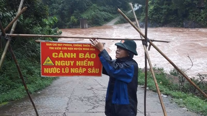Bộ đội biên phòng đặt biển cảnh báo khu vực ngập sâu nguy hiểm ở vùng miền núi huyện Minh Hóa.