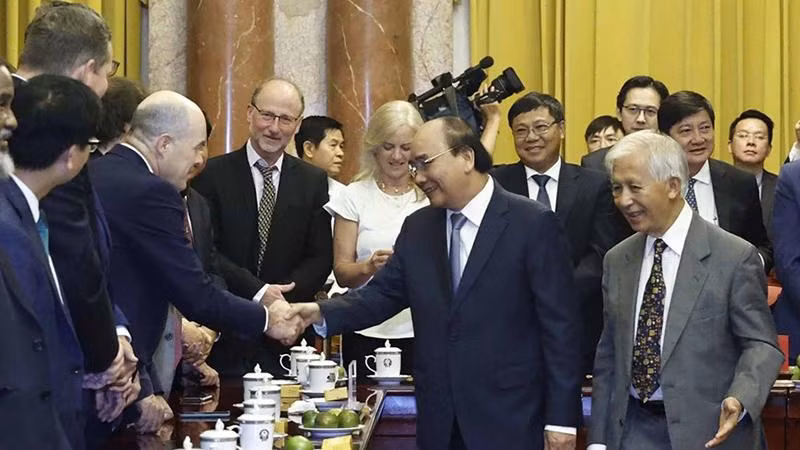 Chủ tịch nước Nguyễn Xuân Phúc và các nhà khoa học quốc tế. (Ảnh: Thống Nhất/TTXVN) 