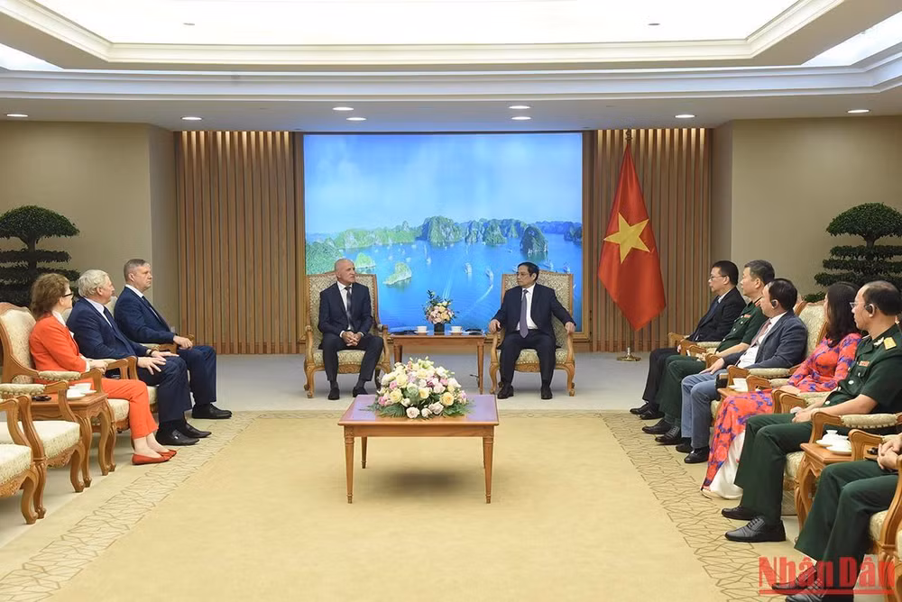 Giám đốc, Viện sĩ Sidelnikov Nikolai Ivanovich đồng tình khẳng định các nhà khoa học, các chuyên gia y tế của Liên bang Nga sẽ tiếp tục phối hợp hiệu quả, hợp tác chặt chẽ với Ban Quản lý Lăng trong việc giữ gìn thi hài Chủ tịch Hồ Chí Minh với trách nhiệm cao nhất, góp phần không ngừng tăng cường mối quan hệ hữu nghị và hợp tác truyền thống, lâu đời giữa hai đất nước, hai dân tộc, quan hệ đối tác chiến lược toàn diện Việt Nam-Nga. Giám đốc, Viện sĩ Sidelnikov Nikolai Ivanovich đồng tình khẳng định các nhà khoa học, các chuyên gia y tế của Liên bang Nga sẽ tiếp tục phối hợp hiệu quả, hợp tác chặt chẽ với Ban Quản lý Lăng trong việc giữ gìn thi hài Chủ tịch Hồ Chí Minh với trách nhiệm cao nhất, góp phần không ngừng tăng cường mối quan hệ hữu nghị và hợp tác truyền thống, lâu đời giữa hai đất nước, hai dân tộc, quan hệ đối tác chiến lược toàn diện Việt Nam-Nga.