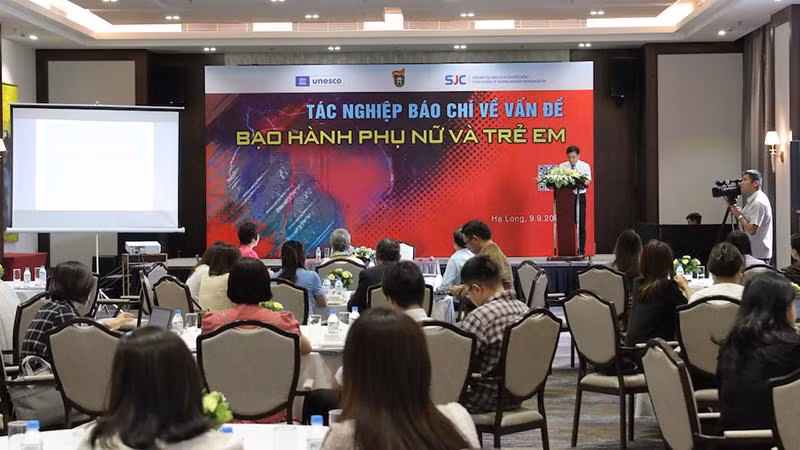 Quang cảnh buổi tọa đàm tác nghiệp báo chí về vấn đề bạo hành phụ nữ và trẻ em.