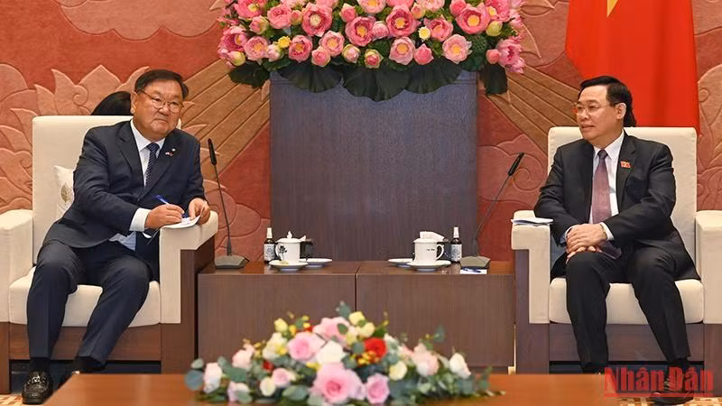 Chủ tịch Quốc hội Vương Đình Huệ phát biểu tại buổi tiếp Chủ tịch nhóm Nghị sĩ hữu nghị Hàn Quốc-Việt Nam Kim Tae-nyeon. (Ảnh: DUY LINH)