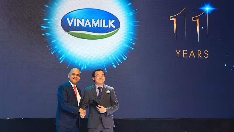 Ông Murli Maiya, Giám đốc Điều hành khối dịch vụ tài chính khu vực châu Á-Thái Bình Dương của J.P. Morgan chúc mừng Vinamilk với kết quả nổi bật 11 năm liền trong Top 50. Ông Murli Maiya, Giám đốc Điều hành khối dịch vụ tài chính khu vực châu Á-Thái Bình Dương của J.P. Morgan chúc mừng Vinamilk với kết quả nổi bật 11 năm liền trong Top 50.